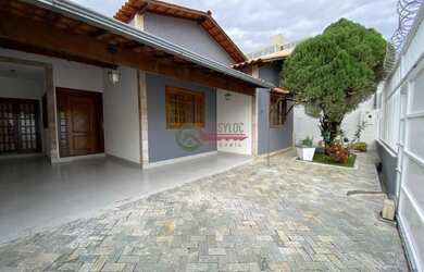 Imagem: A casa possui 5 Dormitórios, 4 Banheiros, 5 Vagas na garagem