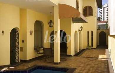 Imagem: A casa possui 4 Dormitórios, 5 Banheiros, 4 Vagas na garagem