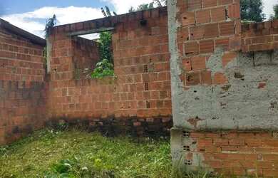 Imagem: A casa possui 1 Dormitório, 1 Banheiro, 17.000m² de Área