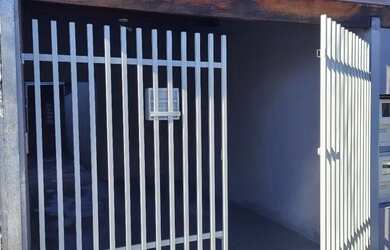 Imagem: A casa possui 1 Dormitório, 1 Banheiro, 1 Vaga na garagem