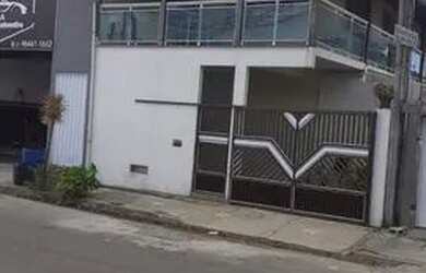 Imagem: A casa possui 3 Dormitórios, 1 Banheiro, 1 Vaga na garagem