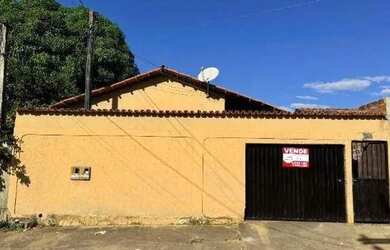 Imagem: A casa possui 3 Dormitórios, 1 Banheiro, 1 Vaga na garagem