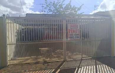 Imagem: A casa possui 3 Dormitórios, 2 Banheiros, 3 Vagas na garagem