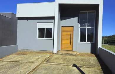 Imagem: A casa possui 3 Dormitórios, 3 Banheiros, 2 Vagas na garagem