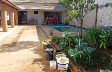 Imagem: A casa possui 2 Dormitórios, 1 Banheiro, 2 Vagas na garagem