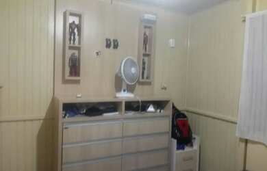 Imagem: A casa possui 2 Dormitórios, 1 Banheiro, 2 Vagas na garagem