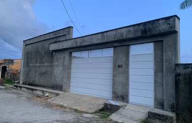 Imagem: A casa possui 3 Dormitórios, 2 Banheiros, 3 Vagas na garagem