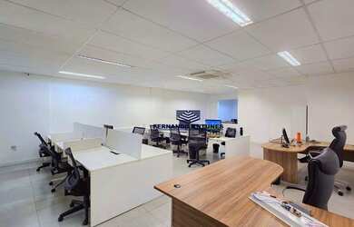 Imagem: O depósito possui 2 Vagas na garagem e 235m² de Área e está