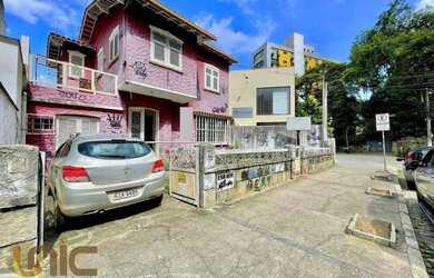 Imagem: A casa possui 3 Dormitórios, 1 Banheiro, 1 Vaga na garagem