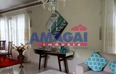 Imagem: A casa possui 4 Dormitórios, 2 Banheiros, 4 Vagas na garagem