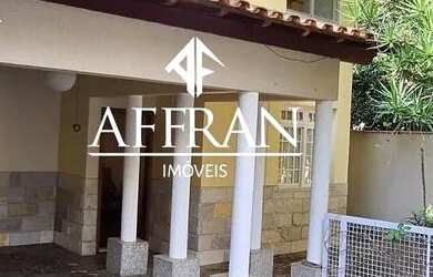 Imagem: A casa possui 4 Dormitórios, 3 Banheiros, 4 Vagas na garagem