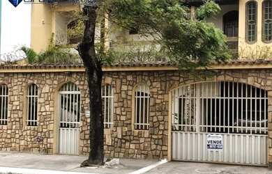 Imagem: A casa possui 5 Dormitórios, 2 Banheiros, 2 Vagas na garagem