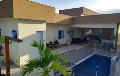 Imagem: A casa em condomínio possui 4 Dormitórios, 2 Banheiros, 2