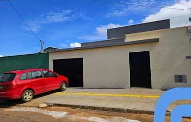 Imagem: A casa possui 3 Dormitórios, 2 Banheiros, 2 Vagas na garagem