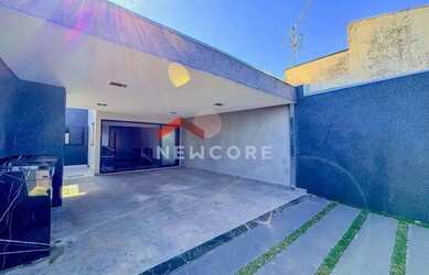 Imagem: A casa possui 3 Dormitórios, 2 Banheiros, 4 Vagas na garagem