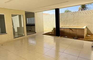 Imagem: A casa possui 3 Dormitórios, 2 Banheiros, 2 Vagas na garagem