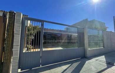 Imagem: A casa possui 5 Dormitórios, 3 Banheiros, 3 Vagas na garagem