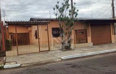 Imagem: A casa possui 4 Dormitórios, 2 Banheiros, 4 Vagas na garagem