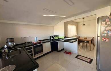 Imagem: A casa possui 3 Dormitórios, 4 Banheiros, 3 Vagas na garagem