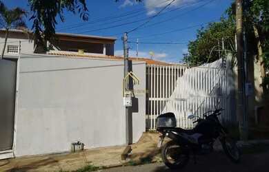 Imagem: A casa possui 3 Dormitórios, 2 Banheiros, 3 Vagas na garagem