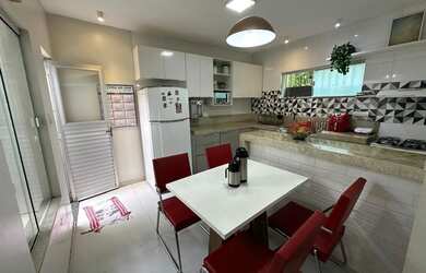 Imagem: A casa possui 3 Dormitórios, 3 Banheiros, 1 Vaga na garagem