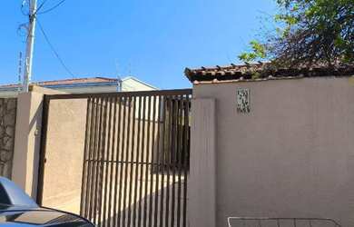 Imagem: A casa possui 4 Dormitórios, 3 Banheiros, 4 Vagas na garagem