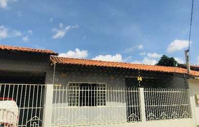 Imagem: A casa possui 3 Dormitórios, 1 Vaga na garagem, 100m² de Área