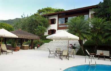 Imagem 1: Casa cinematográfica em condomínio pé na areia - Praia da Feiticeira...