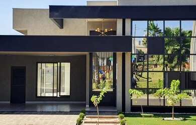 Imagem: A casa possui 3 Dormitórios, 3 Banheiros, 4 Vagas na garagem