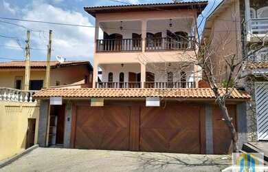 Imagem: A casa possui 4 Dormitórios, 3 Banheiros, 5 Vagas na garagem