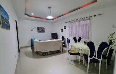 Imagem: A casa possui 3 Dormitórios, 2 Banheiros, 5 Vagas na garagem