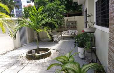 Imagem: A casa possui 3 Dormitórios, 4 Banheiros, 2 Vagas na garagem