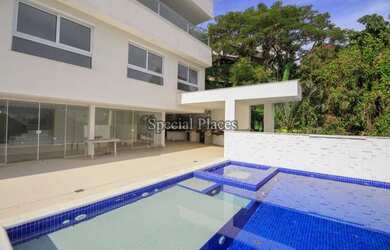 Imagem: A casa em condomínio possui 4 Dormitórios, 5 Banheiros, 5