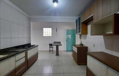 Imagem: A casa possui 4 Dormitórios, 3 Banheiros, 3 Vagas na garagem