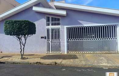 Imagem: A casa possui 3 Dormitórios, 1 Banheiro, 5 Vagas na garagem