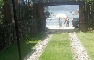 Imagem: A casa possui 4 Dormitórios, 4 Banheiros, 5 Vagas na garagem