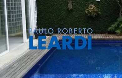 Imagem: A casa possui 4 Dormitórios, 3 Banheiros, 3 Vagas na garagem