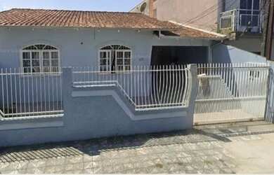 Imagem: A casa possui 2 Dormitórios, 1 Banheiro, 2 Vagas na garagem