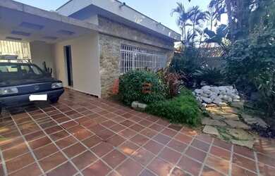 Imagem: A casa possui 4 Dormitórios, 5 Banheiros, 2 Vagas na garagem