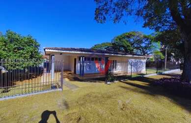 Imagem: A casa possui 4 Dormitórios, 3 Banheiros, 2 Vagas na garagem