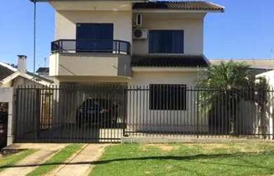 Imagem: A casa possui 3 Dormitórios, 3 Banheiros, 1 Vaga na garagem