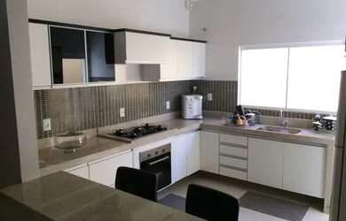 Imagem: A casa possui 3 Dormitórios, 1 Banheiro, 3 Vagas na garagem