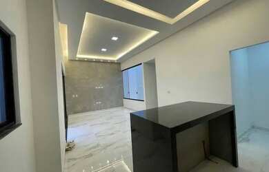 Imagem: A casa possui 3 Dormitórios, 1 Banheiro, 2 Vagas na garagem