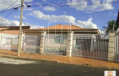 Imagem: A casa possui 5 Dormitórios, 5 Banheiros, 5 Vagas na garagem