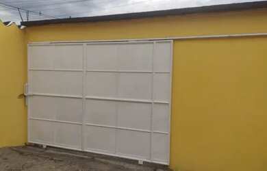 Imagem: A casa possui 3 Dormitórios, 2 Banheiros, 2 Vagas na garagem