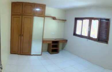 Imagem: A casa possui 4 Dormitórios, 2 Banheiros, 2 Vagas na garagem