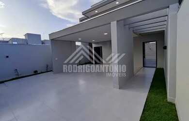 Imagem: A casa possui 3 Dormitórios, 2 Banheiros, 2 Vagas na garagem