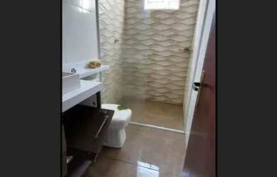 Imagem: A casa possui 2 Dormitórios, 1 Banheiro, 3 Vagas na garagem