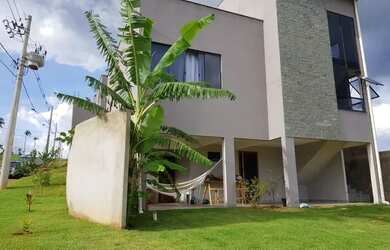 Imagem: A casa possui 2 Dormitórios, 2 Banheiros, 2 Vagas na garagem