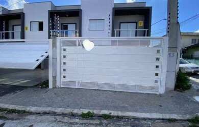 Imagem: A casa possui 2 Dormitórios, 2 Banheiros, 2 Vagas na garagem